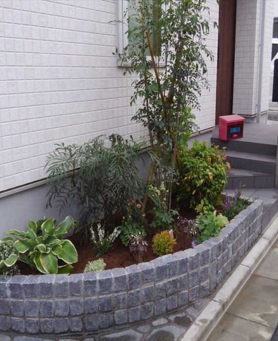 玄関近くの花壇