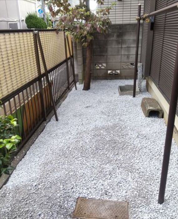 クルミガーデン　防草シート　砂利敷