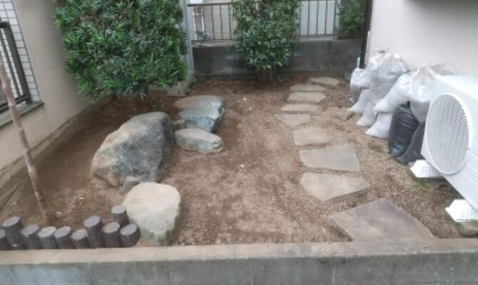 飛石の据え直し
